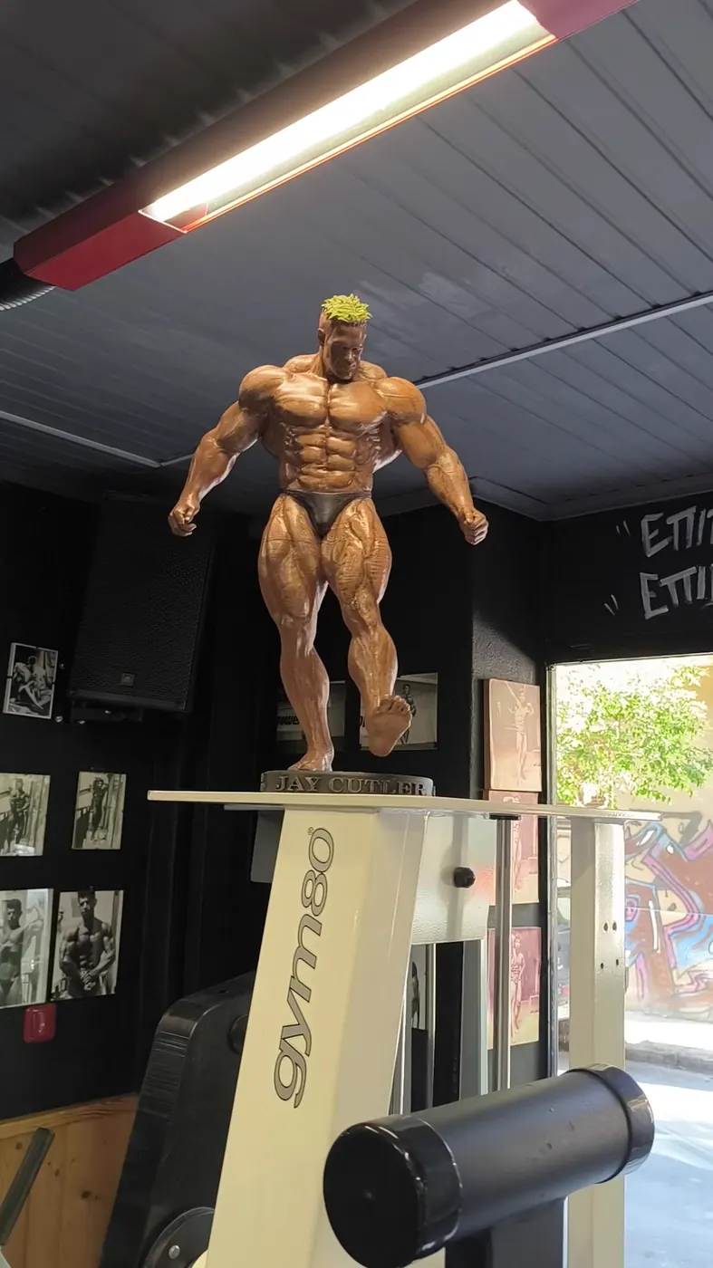Αγαλματίδιο bodybuilder πάνω σε μηχάνημα